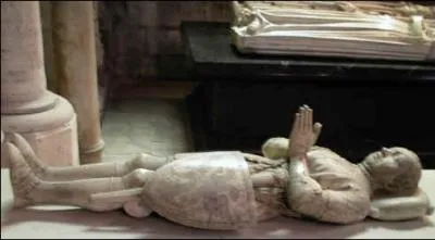 Which man of war, born near Dinan in 1320, died in 1380 during the siege of Chateauneuf-de-Randon?