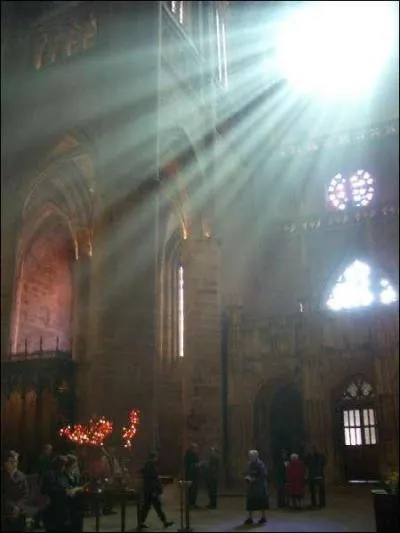What do we call this central part of a church, perpendicular to its length and representing the arms of Christ on the cross?