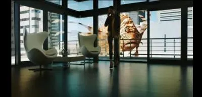 To launch its new collection, the Swatch brand has produced a new TV spot. Through an imaginary universe where human beings and the marine world mingle. But what objects does it feature?