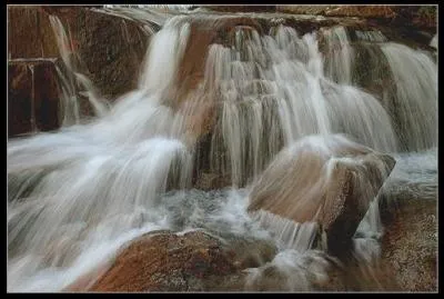 Which element can oxygen be mixed with to create water?