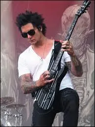 Who is the guitarist in this picture?