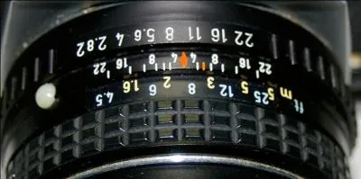 What does this dial do on the Pentax K1000?