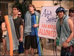 In 'Big Time Fever', how did Kendall change the sign so that the kids could go in the pool?
