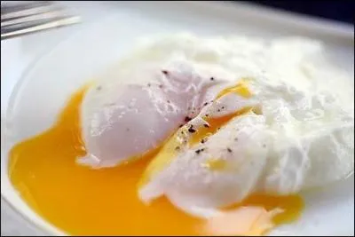 Break an egg into simmering water. Cook for 3-5 minutes. Remove with a slotted spoon. This ... egg is healthy since you don't need butter or oil to cook with.