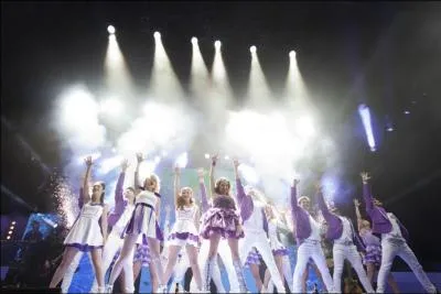 What is the name of the actress who plays Francesca's cousin in season 2?