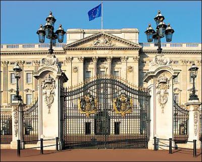 What is the official residence of Queen of England ?