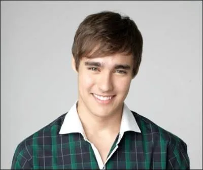 Why does Leon break up with Violetta?