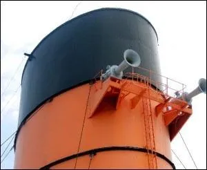 How many smoke stacks did Queen Mary have?