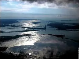 What is the name of the gulf in southeastern North America, covering an area of around 1,550,000 km2?