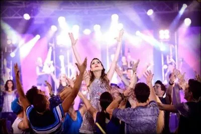 This is the last song in season 2 of Violetta, performed by the studio's students. What's the name of this song?