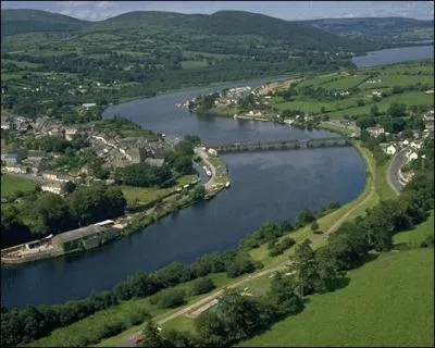 The main Killaloe-Ballina bridge contains how many arches?