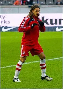 Who is this Argentinian footballer who plays for Manchester City soccer club?