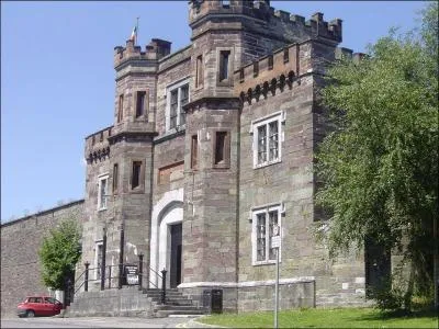 What's that building?