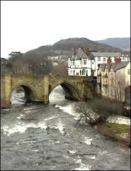 True or False : Llangollen bridge is one of the seven wonders of Wales.