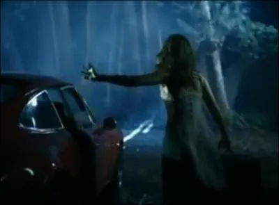 Which English singer is getting out of this Porsche 911?