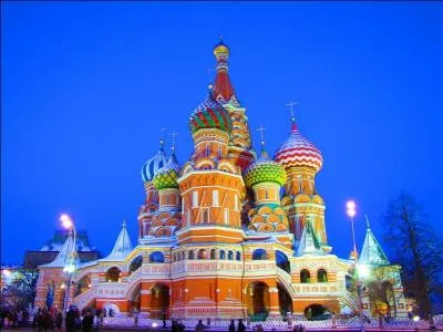What is the name of this cathedral, a famous Moscow landmark and a symbol of traditional Russian architecture?