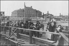 What great monument did immigrants see upon their arrival in New York?