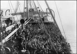 When did immigrants stop passing through Ellis Island on their way to America?