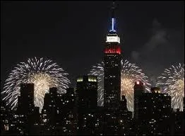 On which floor is there a platform with a superb view of New York City?