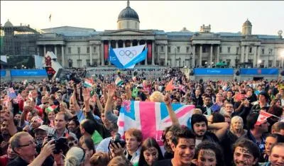 Approximatively how many people live in London in 2013 ?