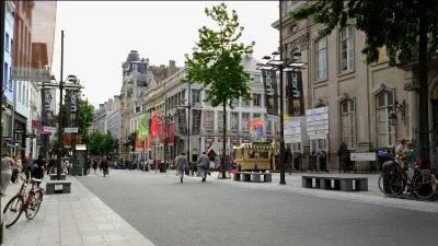 Which is a famous shopping-boulevard in Berlin?