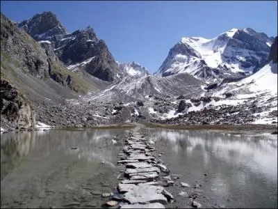 In which French massif is Lac des Vaches located?