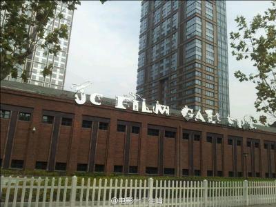 Jackie opened the Jackie Chan Film Gallery - an art gallery and museum in Shanghai - in 2012. What is painted on the roof?