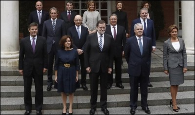 Who can choose the ministers in Spain?