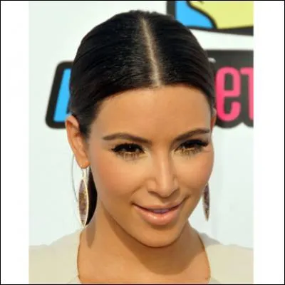 In this photo, she's in the middle - the answer will mess up your hair!