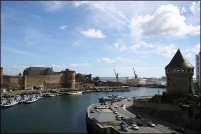 What do we call the inhabitants of the city of Brest in Brittany?